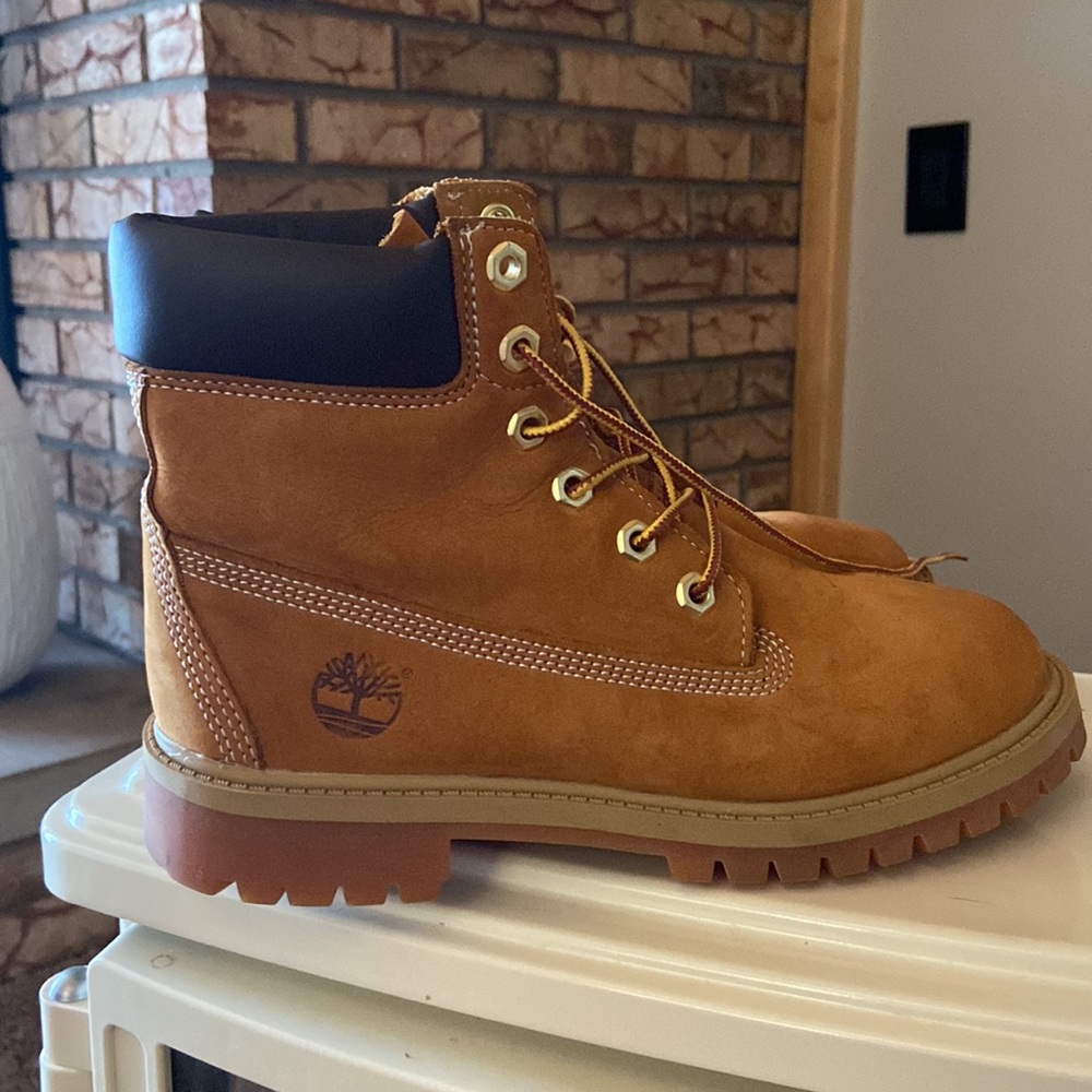 Timberland boots size Youth 4M or women size 6